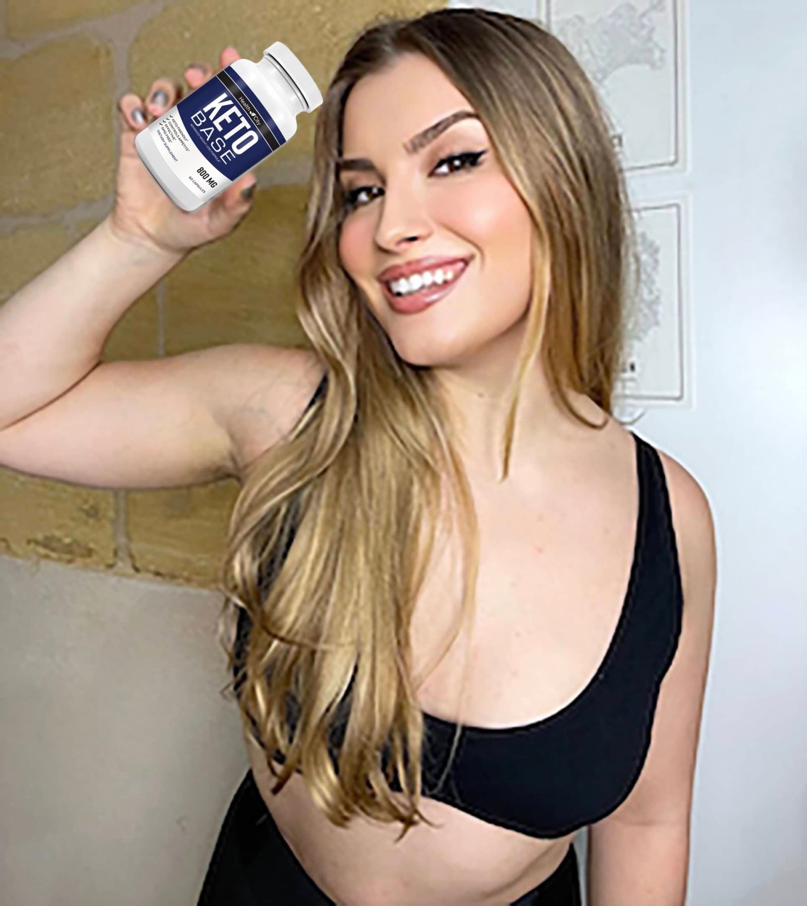 Mulher segurando Keto Base