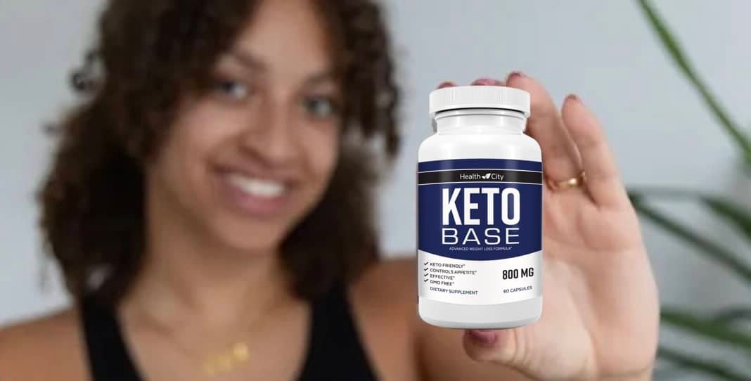 Mulher mostrando frasco Keto Base